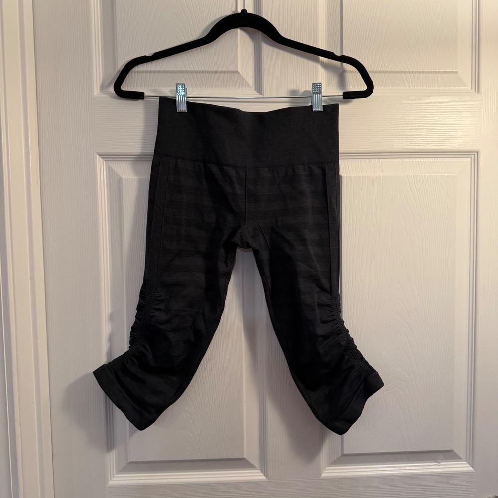 Lululemon Ebb to Street Cropped Tight Black Size 6 Seamless Yoga Athleisure